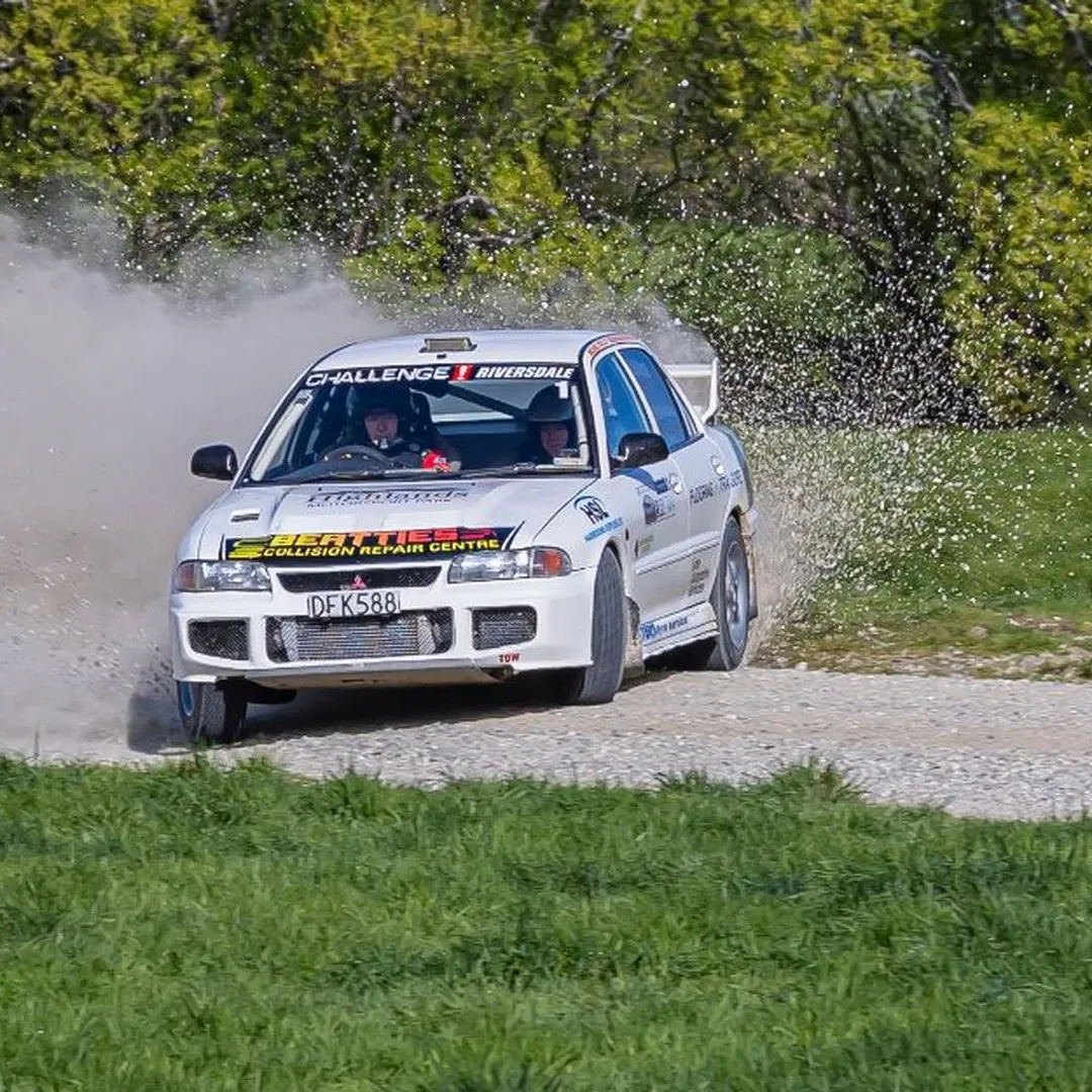 Graves Drives Southland Rally for Late Mate