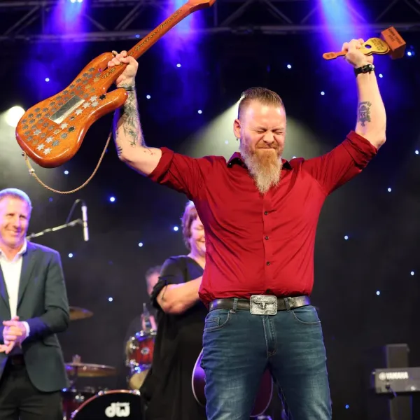 Simon Thompson Wins Top Country Music Award